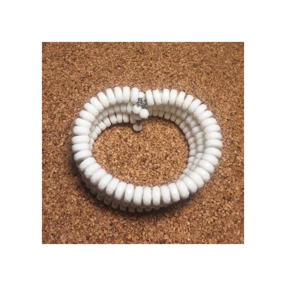 Vintage Memory Coil White Bead Bracelet - Picture 3 of 7